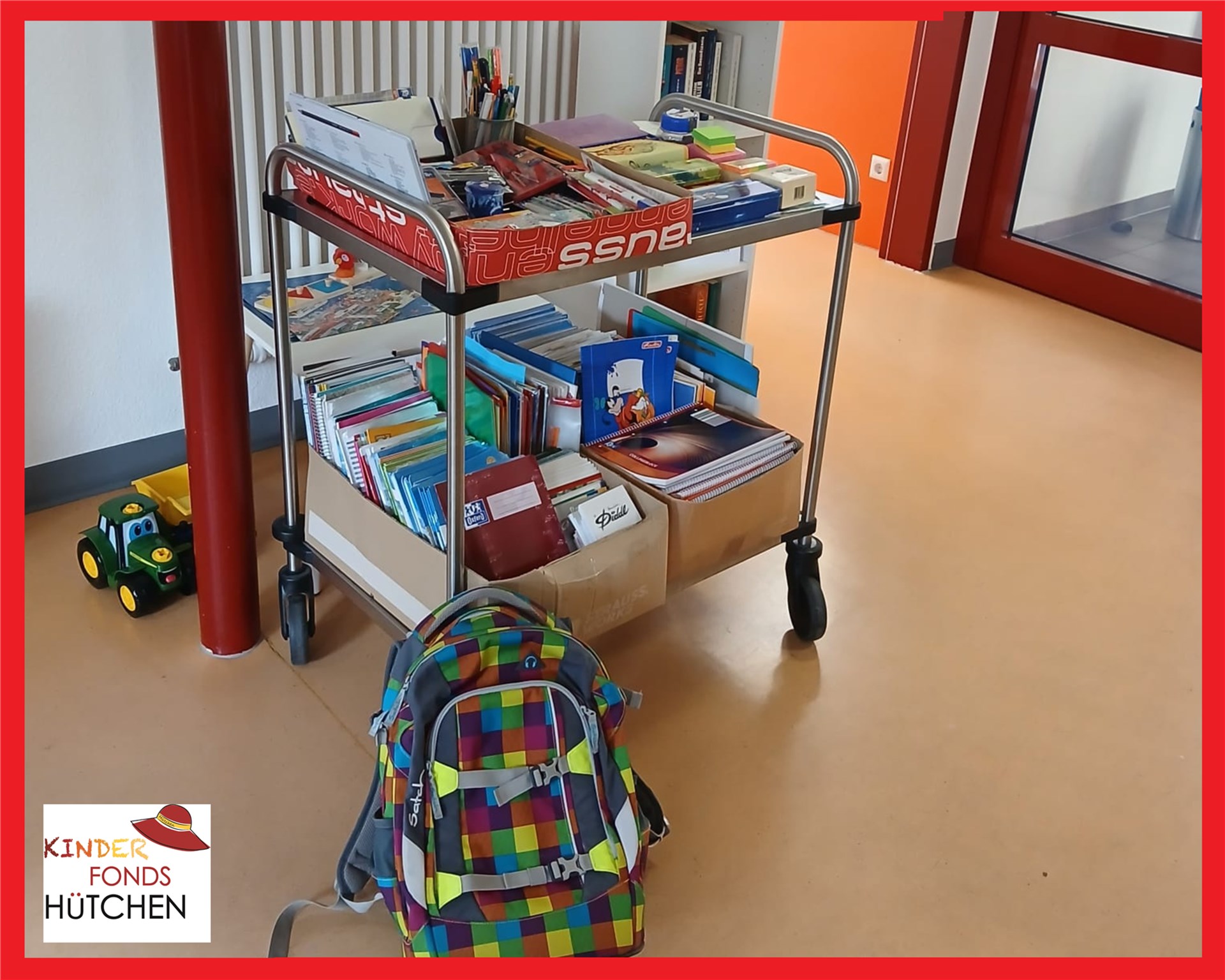 Das Bild zeigt die gespendeten Schulmaterialien