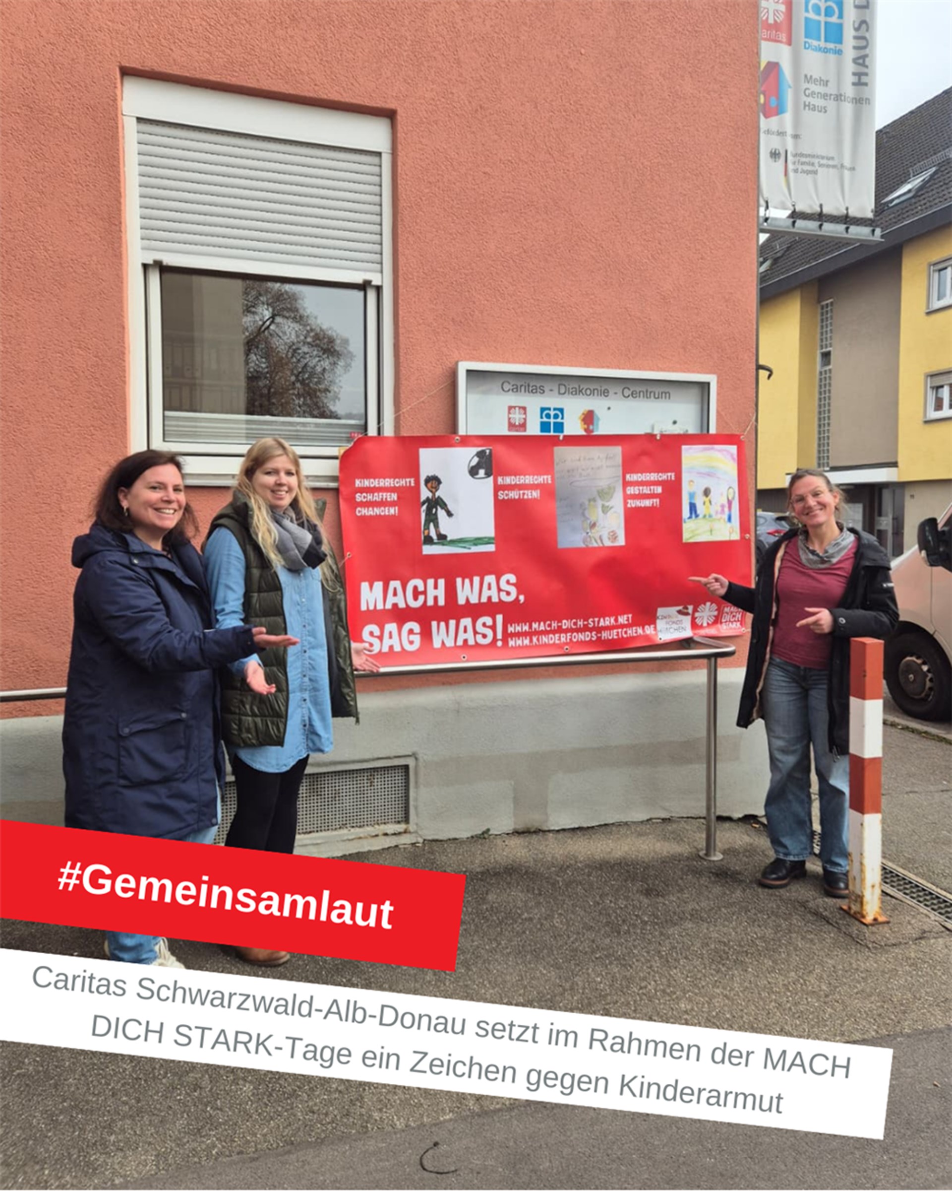 Auf dem Foto sind 3 Mitarbeiterinnen der Caritas vor einem Banner, der auf die MACH DICH STARK Tage aufmerksam macht, zu sehen