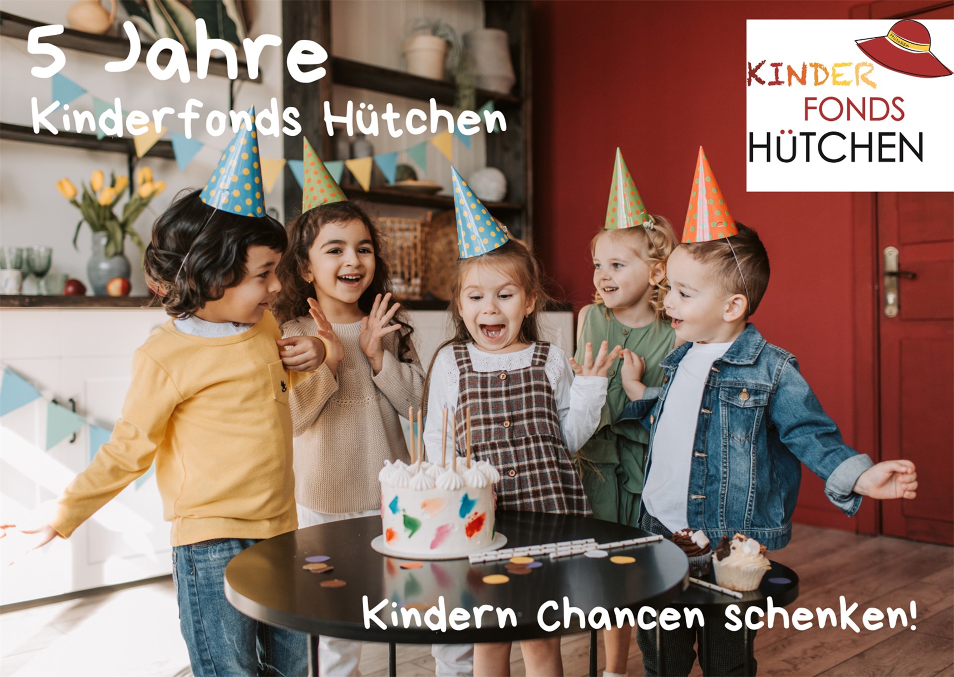 Auf dem Foto sind 5 Kinder zu sehen, die gemeinsam Geburtstag feiern. Im Vordergrund ist eine Geburtstagstorte.