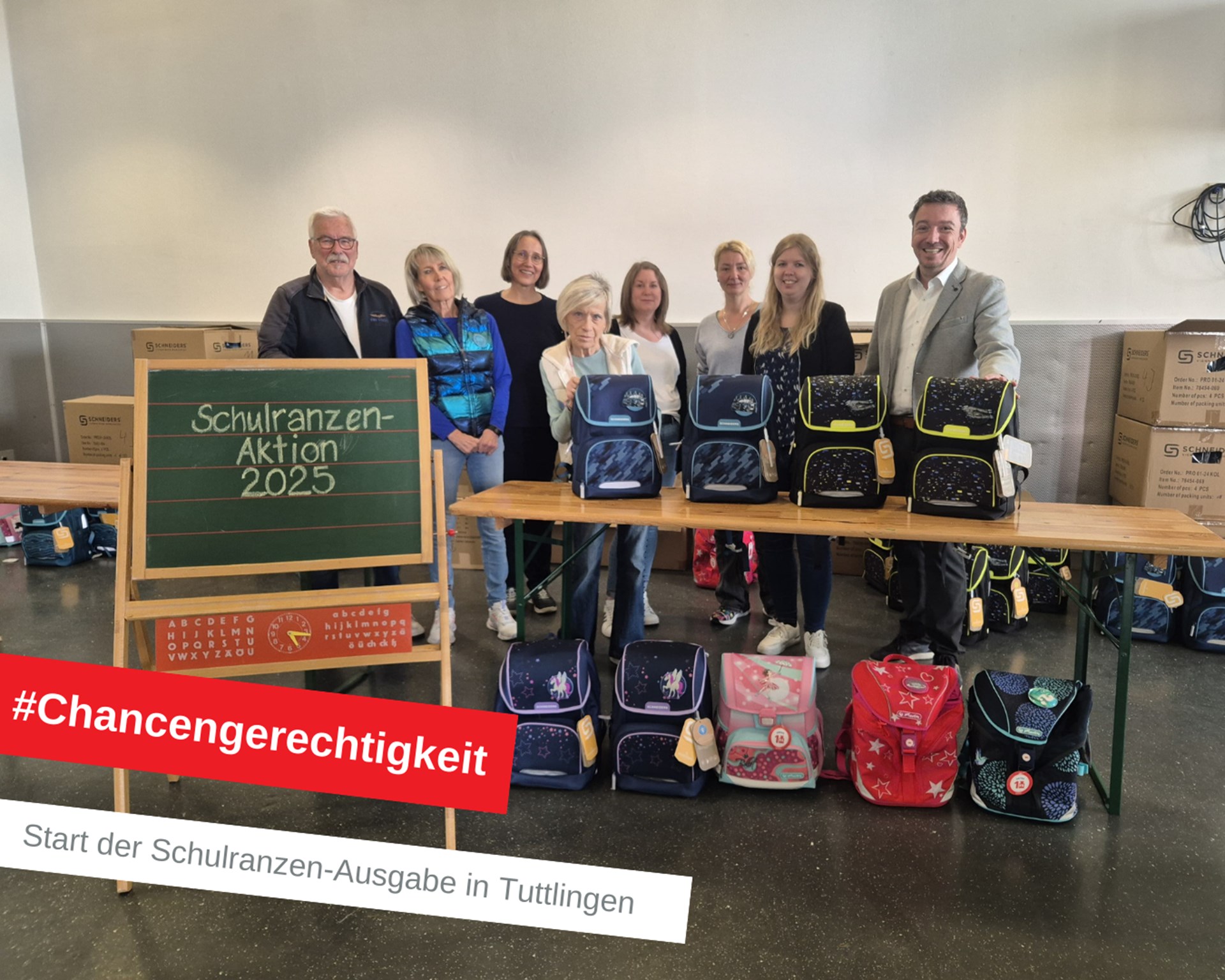 Auf dem Foto sind die Kooperationspartner der Schulranzenaktion, sowie die Schulranzen zu sehen.